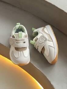 Une paire de chaussures de sport mignonne avec un design anti-coup et anti-collision, dotée de fermetures pratiques et d'impressions exquises. Elles conviennent à la fois aux garçons et aux filles, et sont parfaites pour les activités intérieures et extérieures, pour aller à l'école, jouer et partir en vacances toute l'année.