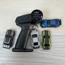 1/64 比例迷你遥控漂移车 2.4G 4WD 越野赛车，快速遥控车，配有漂移轮胎、障碍物、LED 灯，非常适合桌面和房间玩汽车玩具，是送给青少年和成人的理想礼物