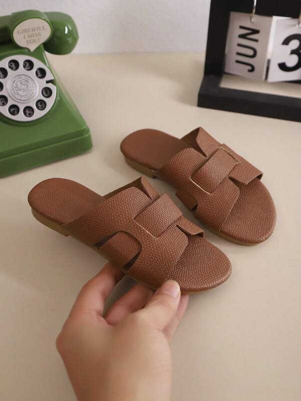 A Pair Of Girls' Pink, Brown, White And Black Oran H Cut Cool Shoes And Sewn - Anti-Slip 2025 Summer New Style Versatile, Comfortable, Fashionable Beach, Outerwear, Cool Slippers