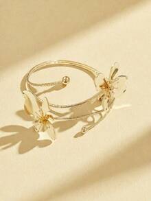 1件蝴蝶吊坠手链，时尚优雅，适合女性佩戴，可用于度假和海滩活动。