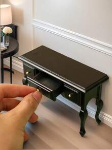 1 Stück Puppenhaus Mini Kommode, Holz Beistelltisch mit geschwungenen Beinen, Dreifach-Schrank Miniaturen, Schreibtisch Ornamente, Handwerkskunst, Schreibtisch Schubladen, Vintage Heim Ornament Modelle, Urlaubsgeschenke. Es kann mit Figuren, Stern Wars, One Piece, Serien Figuren, Pacific Rim Mecha Figuren, Torre Ramos Figuren, Caganer Figuren, Lladro Figuren kombiniert werden, um Miniaturszenen für Fotoshootings zu erstellen.