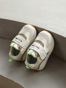 Une paire de chaussures de sport mignonne avec un design anti-coup et anti-collision, dotée de fermetures pratiques et d'impressions exquises. Elles conviennent à la fois aux garçons et aux filles, et sont parfaites pour les activités intérieures et extérieures, pour aller à l'école, jouer et partir en vacances toute l'année.
