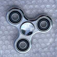 1 pieza Juguete giratorio de dedo de aleación, inspirado en la tecnología, juguete antiestrés de rotación interminable para la mano y el dedo, girador triangular de textura metálica silencioso, regalo de cumpleaños/días festivos/Navidad