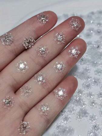 圣诞雪花美甲饰品，雪花美甲装饰，立体白色和银色雪花装饰，闪亮雪花饰品可穿戴美甲饰品，DIY美甲饰品夹装饰，水钻美甲装饰美甲用品指甲美甲饰品美甲宝石