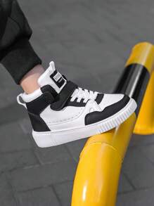 Zapatillas deportivas versátiles de alta top en negro y blanco para niños, zapatos deportivos cómodos y ligeros para niños y niñas, todo el año, zapatos de running PU, zapatos casuales para adolescentes, zapatos de skate, zapatos planos, aptos para actividades interiores y exteriores, correr, caminar