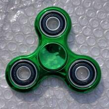 1 pieza Juguete giratorio de dedo de aleación, inspirado en la tecnología, juguete antiestrés de rotación interminable para la mano y el dedo, girador triangular de textura metálica silencioso, regalo de cumpleaños/días festivos/Navidad