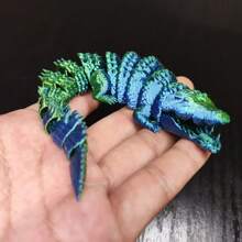 1 pieza - Estatua de cocodrilo impresa en 3D - Coleccionable de plástico rotatorio con escamas brillantes azules y verdes, texturas detalladas, adecuado para decoración del hogar y oficina, uso interior/exterior, sin electricidad requerida, decoración de cocodrilo