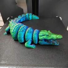 1 pieza - Estatua de cocodrilo impresa en 3D - Coleccionable de plástico rotatorio con escamas brillantes azules y verdes, texturas detalladas, adecuado para decoración del hogar y oficina, uso interior/exterior, sin electricidad requerida, decoración de cocodrilo