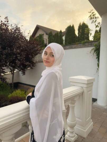 1個 女性用 無地シフォンヒジャブ、ソフトパールヘッドスカーフ、カジュアルロングスカーフ、保守的な無地ヘッドラップ、ドレス、ビーチ、休暇などの中東での日常使用に適しています