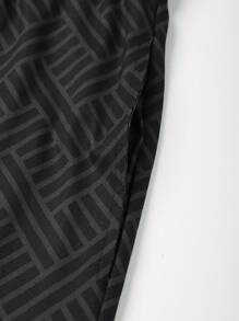 Completo sportivo casual da uomo, composto da polo shirt con stampa completa del leone e pantaloni corti fino al ginocchio, adatto per l'estate