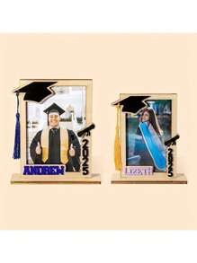 1 Stück personalisiertes Geschenk zur Eröffnung und Graduierung - Individuell gravierter Name und Jahr Holzfotorahmen mit Quaste im Design eines Bachelorhuts, Graduierungsandenken, moderne Tischdekoration geeignet für Schlafzimmer, Bücherregal oder Partyauslage, glatte Holzoptik, Graduierungsparty Dekoration