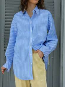Camisa Oversized de Manga Longa com Babado no Ombro Única Fileira de Botões Azul Listrada para Mulheres, Primavera/Verão da DEEKA - Azul - Visão 1