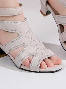 一双时尚儿童水钻高跟凉鞋，适合度假、派对、宴会、学校等各种场合，舒适的女童高跟凉鞋，女童高跟舞蹈鞋，学生演出日常活动凉鞋，也是公主风水钻凉鞋。