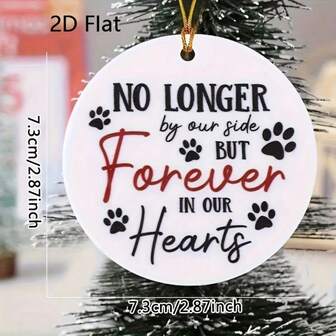 2D Platt, 1 st Rustik Rund Hängande Julgransprydnad i Akryl, "Inte Längre Vid Vår Sida Men För Alltid I Våra Hjärtan" Tassavtrycksdesign Husdjursminne Julgransdekoration