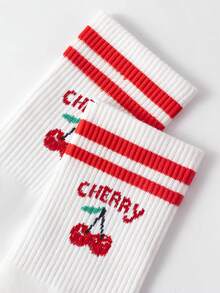 一双樱桃印花中筒袜，饰有彩色条纹罗纹细节，专为女性设计，采用柔软耐穿的材质，是秋季必备单品。 - 紅色 - 查看 3