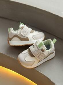 Une paire de chaussures de sport mignonne avec un design anti-coup et anti-collision, dotée de fermetures pratiques et d'impressions exquises. Elles conviennent à la fois aux garçons et aux filles, et sont parfaites pour les activités intérieures et extérieures, pour aller à l'école, jouer et partir en vacances toute l'année.