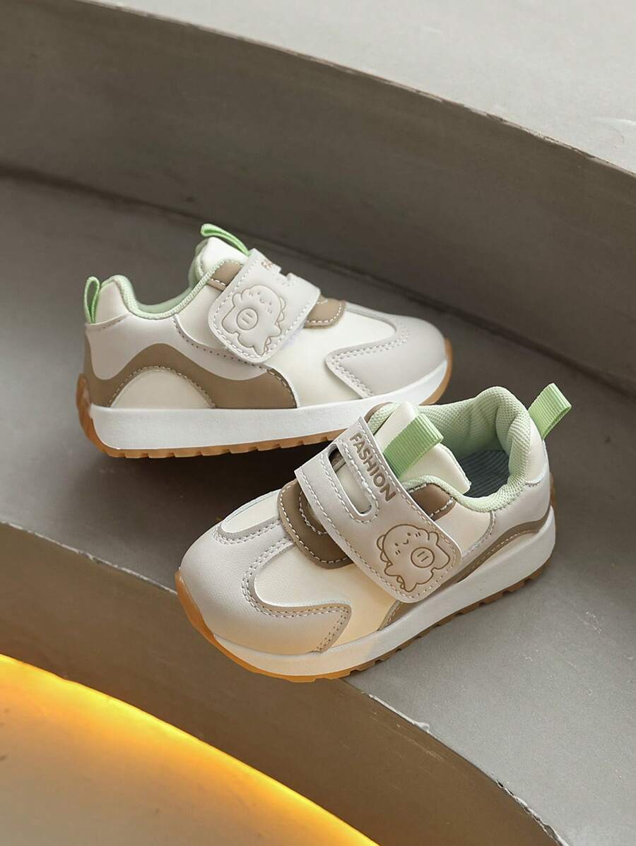 Une paire de chaussures de sport mignonne avec un design anti-coup et anti-collision, dotée de fermetures pratiques et d'impressions exquises. Elles conviennent à la fois aux garçons et aux filles, et sont parfaites pour les activités intérieures et extérieures, pour aller à l'école, jouer et partir en vacances toute l'année.