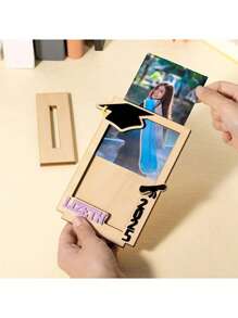 1 Stück personalisiertes Geschenk zur Eröffnung und Graduierung - Individuell gravierter Name und Jahr Holzfotorahmen mit Quaste im Design eines Bachelorhuts, Graduierungsandenken, moderne Tischdekoration geeignet für Schlafzimmer, Bücherregal oder Partyauslage, glatte Holzoptik, Graduierungsparty Dekoration