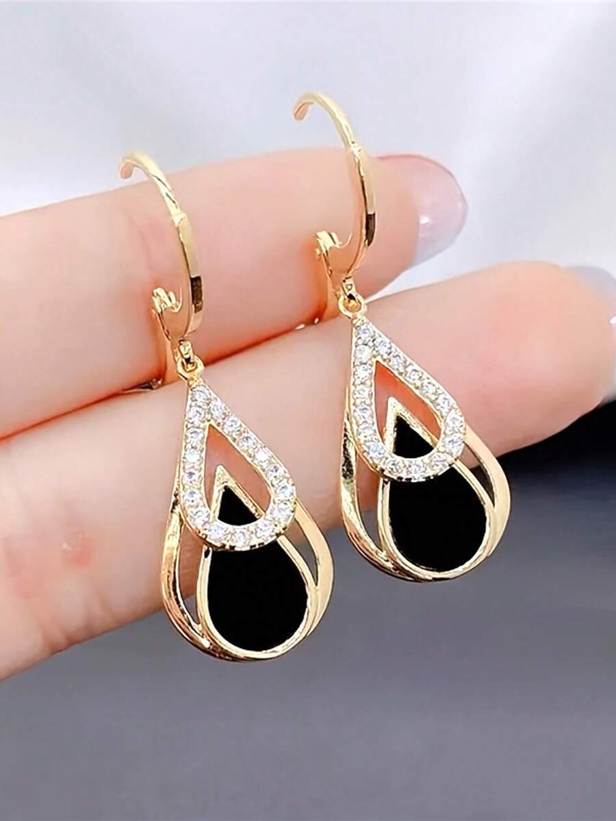 Rose Gold Double-Layer Teardrop-Shaped Earrings For Women. Light Luxury Texture, Shining Rhinestones Inlaid With Hollow Triangle Geometric Earrings. Retro Matte Mysterious Black Gemstones Collide With Rose Gold Ear Hooks. Exquisite And High-End Dating Party Earrings. Long Tassel Temperament, Whitening And Mature Style Earrings. Close-Up Shows The Real Texture. Stable And Comfortable To Wear, Not Easy To Allergic And Hypoallergenic. Must-Have Accessories For Elegant Ladies' Evening Wear. Light Luxury Rose Gold And Black Contrast Design. Dangling And Swaying To Modify The Face Shape. Give Gifts To Girlfriends And Besties As Birthday Gifts. Everyday All-Match Light Luxury Niche Design Earrings - 玫瑰金 - 查看 1