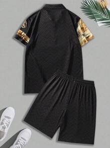 Completo sportivo casual da uomo, composto da polo shirt con stampa completa del leone e pantaloni corti fino al ginocchio, adatto per l'estate