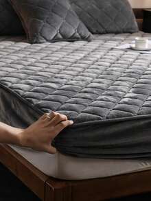 3 件水晶天鹅绒绗缝柔软床上用品套装（1 件床笠 + 2 个枕套），适用于卧室和客房，可机洗，四季皆宜 - 灰色 - 查看 1