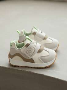 Une paire de chaussures de sport mignonne avec un design anti-coup et anti-collision, dotée de fermetures pratiques et d'impressions exquises. Elles conviennent à la fois aux garçons et aux filles, et sont parfaites pour les activités intérieures et extérieures, pour aller à l'école, jouer et partir en vacances toute l'année.