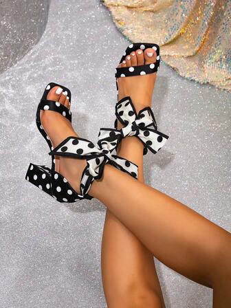 2025 Sommar Nya Prickiga Rosettknut Högklackade Skor, Damskor med Fyrkantig Tårem och Ihåliga Romanska Tjocka Klackar, Moderiktiga Klädskor