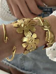 1 件时尚波西米亚风格百搭不锈钢手链，多元素可堆叠设计，带有花卉纹理和海星、贝壳等金属时尚装饰，适合海滩度假和日常佩戴，是馈赠佳品