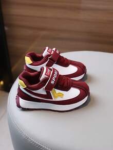 Une paire de chaussures de sport douces et mignonnes pour enfants avec fermeture à boucle et à scratch, design anti-coup et anti-choc, combinaison de couleurs raffinée. Convient aux garçons et aux filles pour porter à l'intérieur et à l'extérieur, pendant les festivals, à l'école, en vacances et tout au long des quatre saisons.