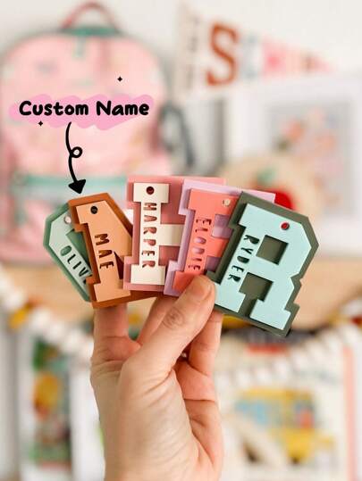 Initialer Anpassad Namnbricka Nyckelring Skolväska Hänge Personlig Akryl Tillbaka Till Skolan Gåva, Multifunktionell, Dekorativ, Bokstav, Snygg, Modern, Färgglad, Söt, Bedårande, Casual, Anpassad, Personlig, Unik, Anpassad, Perfekta Gåvor Till Honom, Perfekta Gåvor Till Henne, Multifunktionell, Dekorativ, Bokstav, Snygg, Modern, Färgglad, Söt, Bedårande, Casual, Anpassad, Personlig, Unik, Anpassad, Perfekta Gåvor Till Honom, Perfekta Gåvor Till Henne, Barn, Urban Gala, Resor, Skola