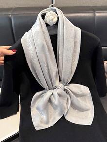 1 pezzo Elegante sciarpa quadrata in raso lucido di alta qualità con stampa floreale e fili d'argento, foulard di moda, foulard versatile per capelli, scialle, accessorio di protezione solare per donne e abiti