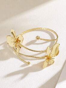 1件蝴蝶吊坠手链，时尚优雅，适合女性佩戴，可用于度假和海滩活动。