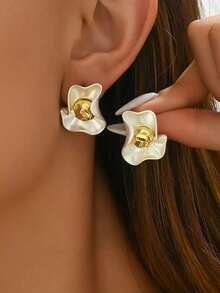 1 Par de Brincos de Botão Minimalistas com Flor Pregueada, Brincos Elegantes de Moda, Brincos Simples e Sofisticados para Mulheres, Ideais para Uso Diário, Reuniões, Festas e Festivais, Presente Perfeito