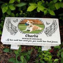 个性化纪念宠物长凳墓碑 - 标记姓名、日期和衷心的话语 - 耐候树脂纪念牌匾，优雅的边缘设计 - 作为已故宠物的礼物，极其舒适 - 实用的户外宠物纪念品，具有花卉图案和高品质包装