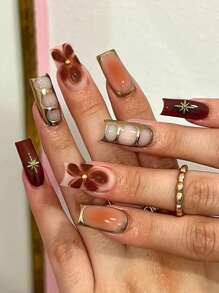 24片Y2K复古棕色长方形花朵美甲贴纸，提升您的时尚品味。这款法式亚克力按压式美甲套装完美贴合，包含：1片果冻胶和1把指甲锉。易于佩戴，适合夏季和法式美甲，也适合日常工作、派对和其他场合。