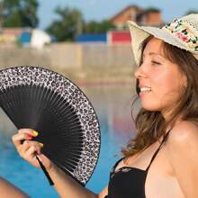 优雅豹纹折叠扇，黑色扇框 - 时尚公主主题，轻巧便携女士手扇 | 公主主题扇 | 轻便扇，春夏精选，伴娘礼物，房间装饰，卧室装饰，海滩，旅行，男女皆宜，度假 - 彩色 - 查看 7