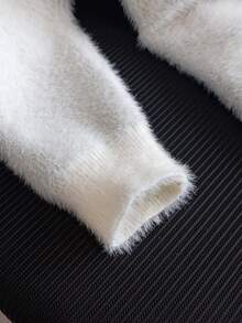 女孩可爱猫咪图案仿毛针织套头衫，适合春秋冬日常休闲穿着