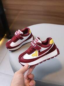 Une paire de chaussures de sport douces et mignonnes pour enfants avec fermeture à boucle et à scratch, design anti-coup et anti-choc, combinaison de couleurs raffinée. Convient aux garçons et aux filles pour porter à l'intérieur et à l'extérieur, pendant les festivals, à l'école, en vacances et tout au long des quatre saisons.