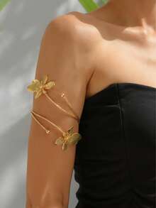 1件蝴蝶吊坠手链，时尚优雅，适合女性佩戴，可用于度假和海滩活动。