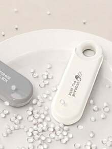 Boîte à pilules personnalisée à une main pour organisateur de pilules de voyage élancé, petite boîte à pilules pour sac à main ou poche, support à pilules compact et portable, boîte à vitamines quotidiennes élégante à 3 compartiments