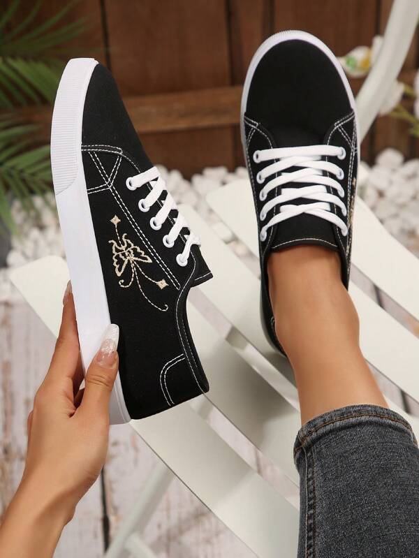 Neue Damen Lässig Sportschuhe, modische bestickte runde Zehenkappe Schnürschuhe bequem atmungsaktiv rutschfest flach Studenten Skate Schuhe, vielseitige weiße Sneaker