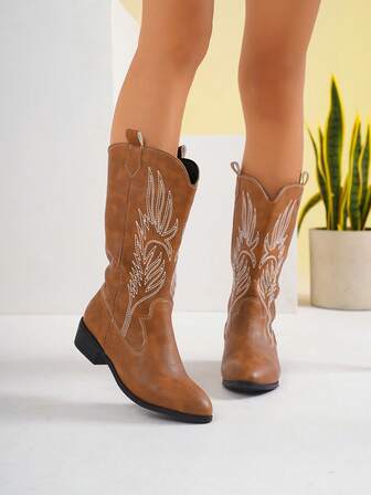 Höst/vinter damstövlar i westernstil med broderade klackar, bruna cowboystövlar i vintagestil, ridstövlar med spetsiga tår och grov klack, retro