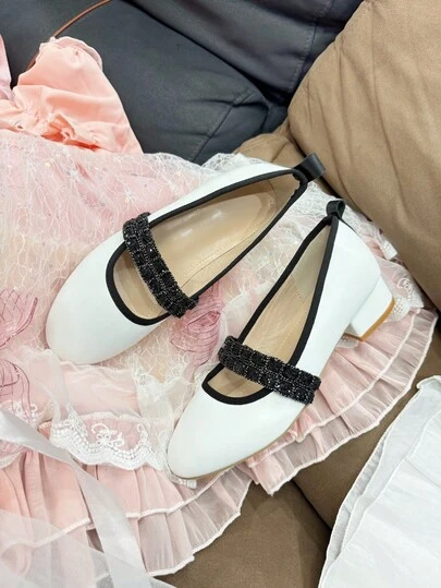 1 双青少年圆头粗跟一脚蹬高跟鞋，水钻带设计，适合婚礼、毕业典礼等正式场合，优雅