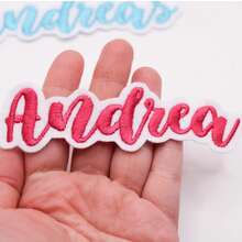 定制1/3/5件装刺绣姓名贴片 - 个性化熨烫/缝纫贴片，3-6英寸，适用于夹克、帽子、妈妈礼物等。色彩缤纷、可爱、迷人、趣味、卡哇伊、千禧年风格、时尚、男女皆宜、休闲、定制、个性化、独特、专属定制，是送给他的理想礼物，也是送给她、男朋友、女朋友、家人、朋友的理想礼物，充满浪漫气息，适用于办公室、学校、教室、教师节礼物、大学、同事、宿舍，新年魅力，旅行收纳，2000年代风格。 - 彩色 - 查看 2