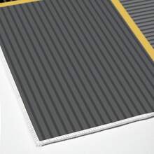 HECHO EN TURQUÍA. Alfombra turca antideslizante con estampado digital Pearl – AL4021. Suave al tacto, lavable y con reverso de fieltro antideslizante. Moderna alfombra decorativa, ideal para salón, dormitorio, baño, pasillo o entrada. Disponible en 5 tamaños (40*60, 50*120, 50*160, 50*80, 60*100 cm). Secado rápido, muy absorbente, diseño suave y cómodo. Apta para uso en interiores y exteriores.