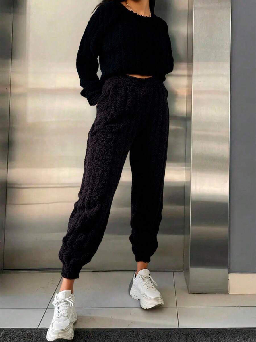 Conjunto de pijama afelpada para mujer, clásica, con hermosos colores. Camisa de manga larga, cuello redondo y resorte ligero en el puño de la manga. Pantalón de pierna recta con resorte ligero en la bota, ajuste de cintura natural con resorte, tela de poliéster, algodón y spandex. Muy suave, ligera, cálida y agradable con tu piel, ideal para temporadas de otoño e invierno. - Negro - Ver 1