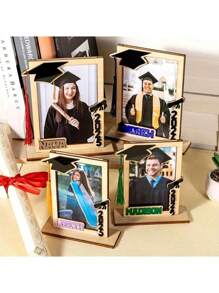 1 Stück personalisiertes Geschenk zur Eröffnung und Graduierung - Individuell gravierter Name und Jahr Holzfotorahmen mit Quaste im Design eines Bachelorhuts, Graduierungsandenken, moderne Tischdekoration geeignet für Schlafzimmer, Bücherregal oder Partyauslage, glatte Holzoptik, Graduierungsparty Dekoration