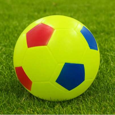 Balón pelota de fútbol infantil multicolor, ideal para niños y niñas de todas las edades. Pelota ligera, segura, resistente y divertida, perfecta para actividades al aire libre, parques, patios, escuelas, jardines, canchas o áreas recreativas. Este balón es excelente para desarrollar la coordinación, el ejercicio físico, el juego en equipo y la motricidad. Fabricado con materiales duraderos, su superficie suave lo hace apto para uso escolar, entrenamientos, juegos casuales y recreación familiar. Perfecto para regalos, fiestas infantiles, dinámicas grupales o clases de educación física.  Incluye diseño llamativo con colores brillantes: rojo, azul, blanco, naranja, verde. Disponible para  mayorista, jugueterías, tiendas deportivas, bazares, papelerías, y plataformas en línea. Compatible con inflado estándar. Usos: fútbol, fut, soccer, juegos de patio, juegos escolares, juegos didácticos, recreo.