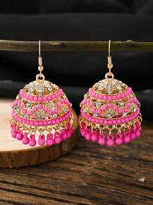 这款优雅的孔雀造型吊坠耳环，饰以色彩缤纷的串珠和流苏吊坠，并点缀着奢华的水钻铃铛，融合了印度和巴基斯坦传统耳环的风格，尽显波西米亚风情。它适合女性日常佩戴，也适合婚礼、节日、派对、约会等场合，同时也是一份精美的珠宝礼物。 - 鳥籠型 - 查看 1