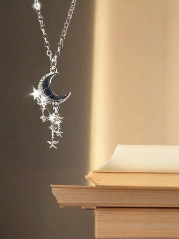 Una collana in stile gotico con elementi di stelle e lune. È alla moda, semplice e versatile, adatta alle donne per l'uso quotidiano e per varie festività.